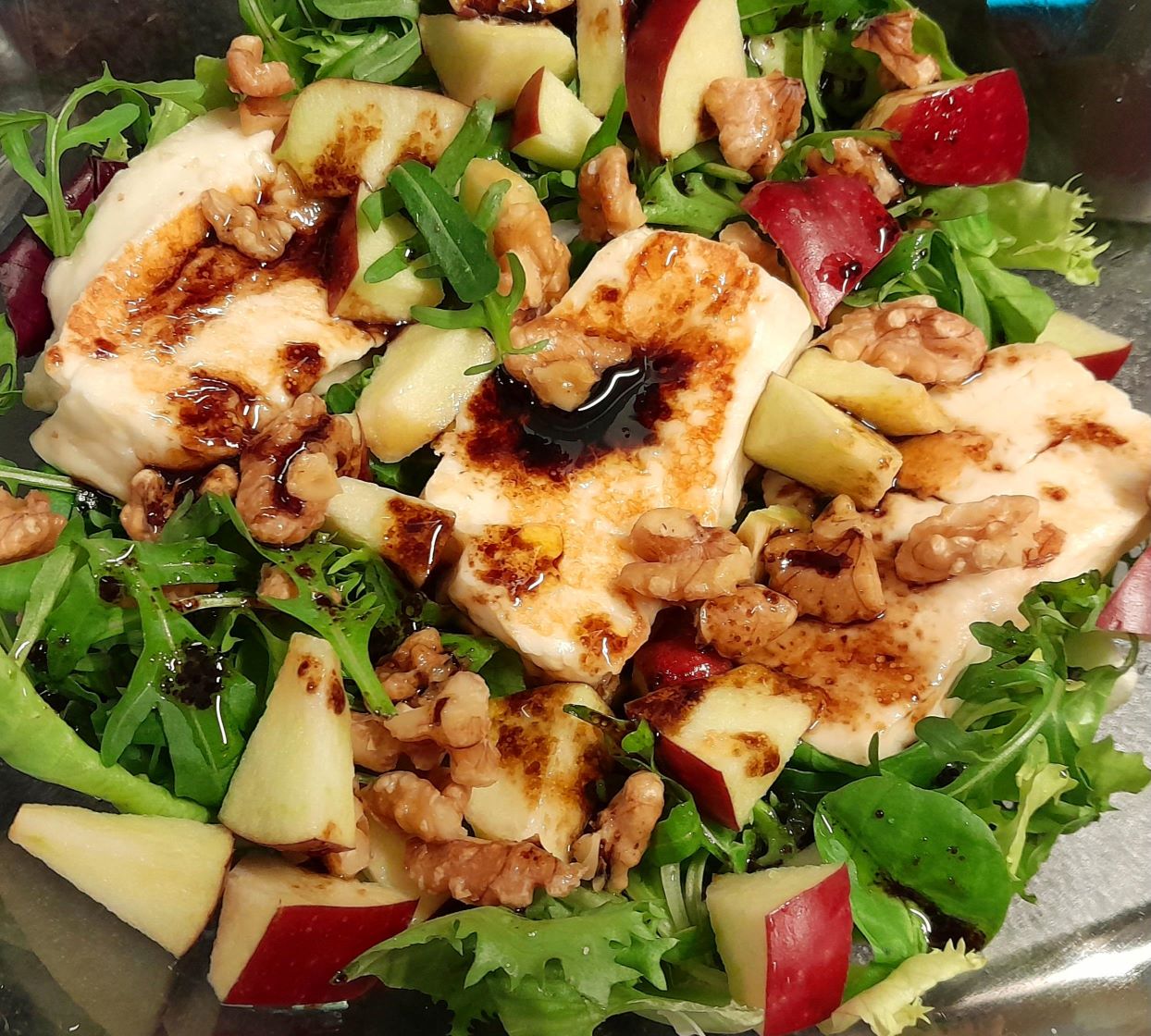 Salad with haloumi